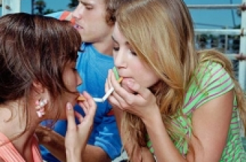 Kind van strenge ouders rookt en drinkt minder