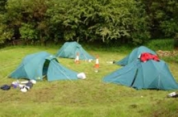 Zijn schoolreisjes en schoolkampen verplicht?