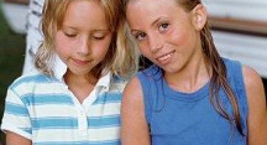 Hoe help je een verlegen kind?