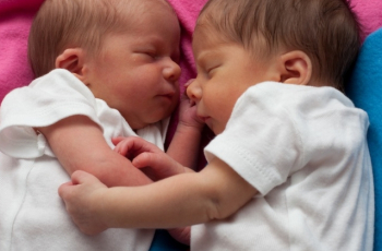 Tweeling in bed