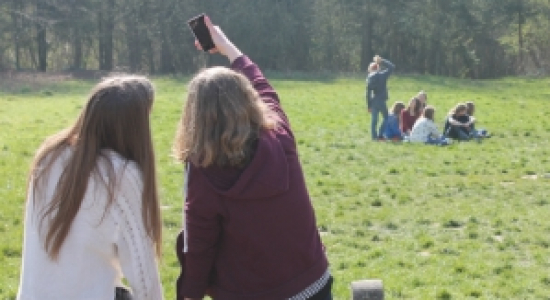 Kinderen en media | Smartphone mee op kamp?