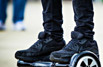 Niet met hoverboard op straat