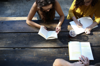 Curlingouders en bankhangende pubers