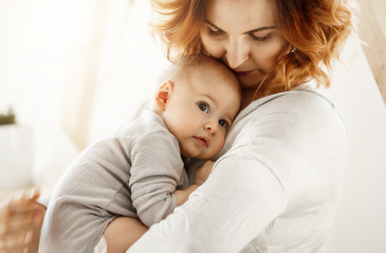 Dit is waarom je baby stopt met huilen als jij opstaat