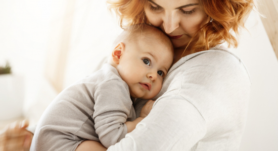 Dit is waarom je baby stopt met huilen als jij opstaat