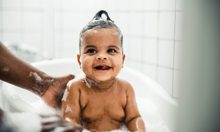 kruising Specificiteit mooi Hoe vaak doe jij je kind in bad? Ze hoeven waarschijnlijk minder vaak in bad  dan je denkt! | Ouders.nl