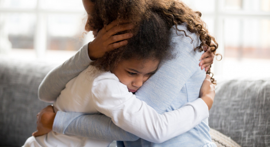 Je partner overlijdt: tips om je kind te steunen én ervaringsverhalen van anderen