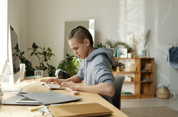 Uitstelgedrag: zo help je jouw puber met plannen