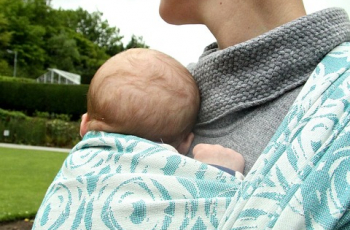 Alles over babydragen, draagdoeken en draagzakken