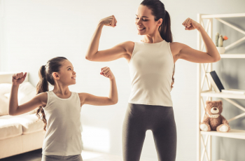 Thuis sporten met gezin tijdens corona-quarantaine