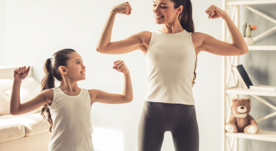 Thuis sporten met gezin tijdens corona-quarantaine