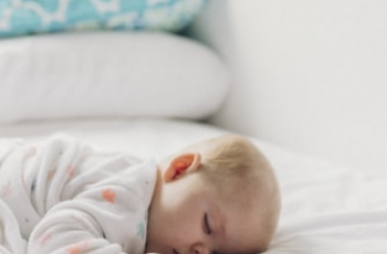 Zo kun je white noise of witte ruis gebruiken voor je baby