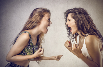Machtsspelletjes onder meiden: dit kun je doen