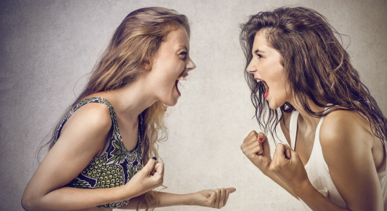 Machtsspelletjes onder meiden: dit kun je doen