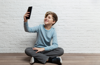 Meekijken op de mobiele telefoon van je kind? Doen!