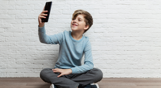 Meekijken op de mobiele telefoon van je kind? Doen!