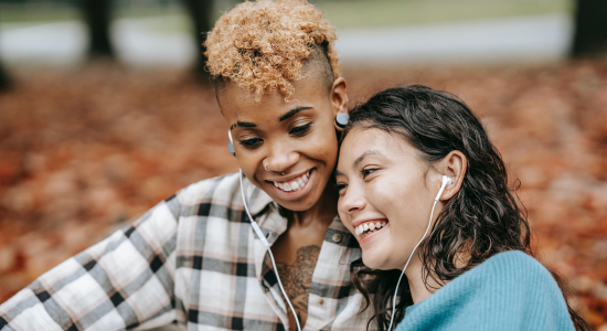 In gesprek over LHBTI met je kind en steun bieden: zo doe je dat