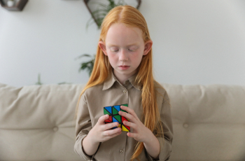 Mijn kind lijkt thuis hoogbegaafd maar op school niet: dit kun je doen