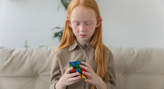 Mijn kind lijkt thuis hoogbegaafd maar op school niet: dit kun je doen