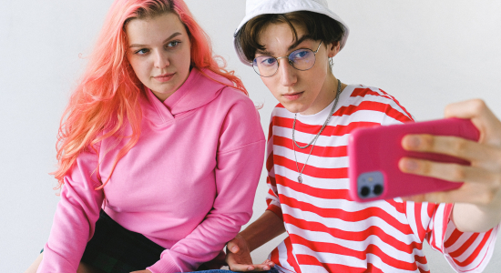 Zo ga je in gesprek met je kind over social media en gamen