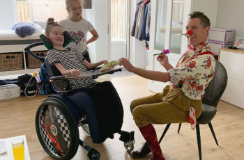 Danielle (13) heeft een zeldzame spierziekte maar hier wordt ze elke dag blij van