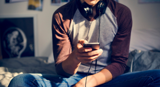 Mijn puber zit de hele dag in zijn kamer, wat kan ik doen?