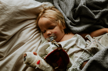 De arts zei dat mijn zoontje Mias zijn hele leven afhankelijk zal zijn van sondevoeding