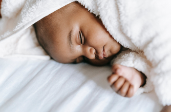 Wat is slaaptraining voor baby’s en hoe kan het anders?