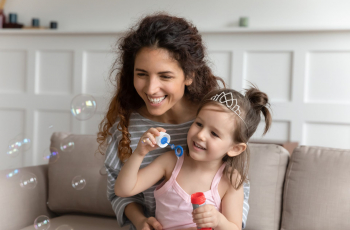 Hoe regel je een betrouwbare oppas voor je kind?