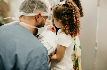 De voor- en nadelen van een geboortefotograaf bij de bevalling