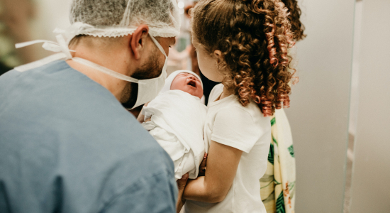 De voor- en nadelen van een geboortefotograaf bij de bevalling