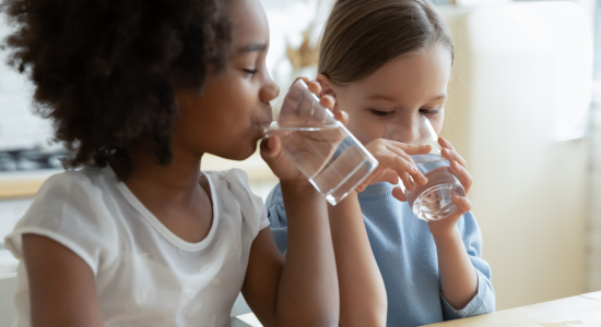 Zo zorg je ervoor dat jouw kind genoeg drinkt (ook tijdens de hitte)