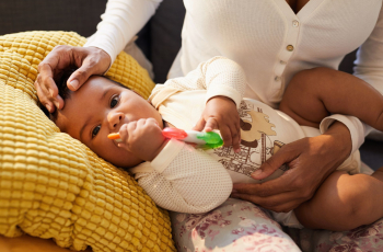 Help! Mijn baby heeft last van doorkomende tandjes: dit helpt echt