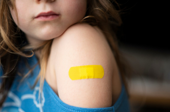 Hoe kan ik mijn kind helpen om de pijn van een prik te verlichten?