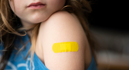 Hoe kan ik mijn kind helpen om de pijn van een prik te verlichten?