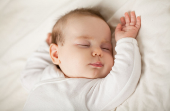 De fijnste tips om je baby warm te houden in bed, ook tijdens koude nachten