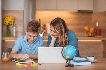 Helpen met huiswerk maken: voorkom strijd met deze 11 gouden tips