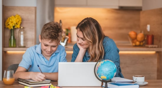 Helpen met huiswerk maken: voorkom strijd met deze 11 gouden tips