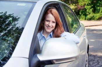 Alles over het rijbewijs halen: leeftijd, kosten én tips als je tiener voor het eerst de weg opgaat