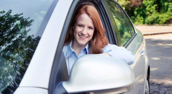 Alles over het rijbewijs halen: leeftijd, kosten én tips als je tiener voor het eerst de weg opgaat