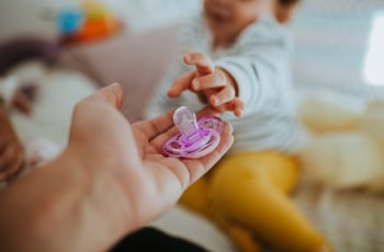 Stoppen met de speen? 18 experttips die goed werken (per leeftijd)