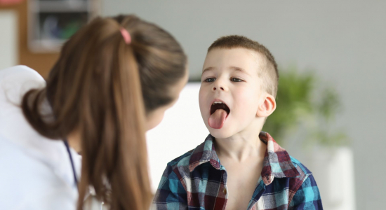 Amandelen verwijderen bij je kind: dit wil je weten