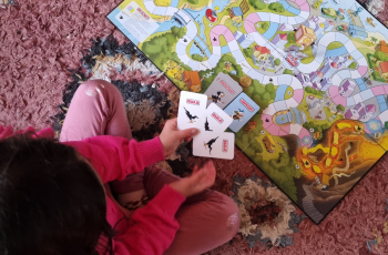 Op zoek naar het leukste gezinsspel met jonge kinderen? Het bordspel 'De strijd om het dubbeltje' is een hit!