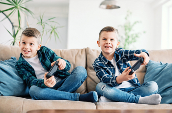 Je kind en media: ‘TV kijken hoeft niet zittend op de bank’