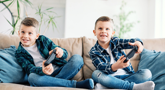 Je kind en media: ‘TV kijken hoeft niet zittend op de bank’