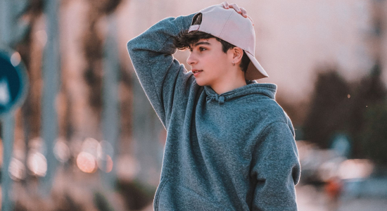 Wanneer krijgen jongens de baard in de keel?