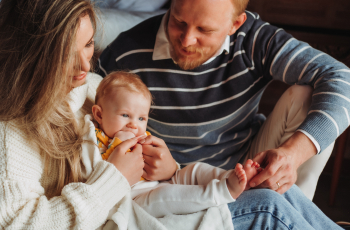 De kracht van babygebaren: 6 voordelen om met je baby te communiceren