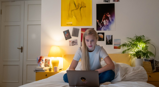 Van zuchten naar enthousiasme: 7 tips om je puber bij het huishouden te betrekken