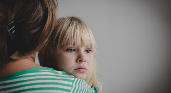 Huisdier overleden: zo kun je dit het best vertellen en je kind helpen bij het verdriet
