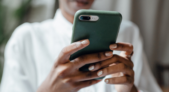 'Mama, waarom zit je nu alweer op je telefoon?': 5 tips over verstandig telefoongebruik rondom je kinderen